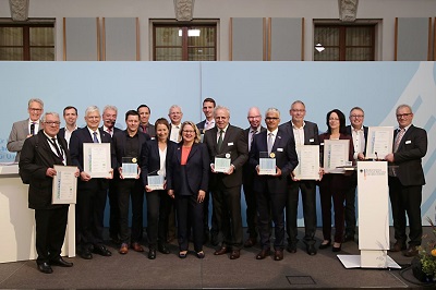 Ausgezeichnete Kommunen und Hochschulen des Papieratlas 2019 mit Bundesumweltministerin Svenja Schulze