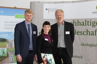 Das Bild zeigt von links nach rechts Herrn Westkämper von der FNR und InnProBio, Frau Beneke, Leiterin der KNB und Herrn Professor Doktor Bogaschewsky.